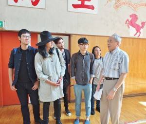 東京中華學校校長劉劍城(右1)帶著麋先生樂團成員參觀學校