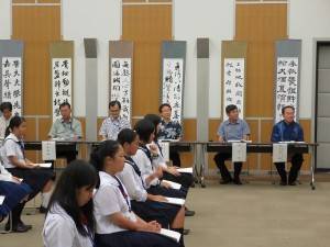 駐那霸辦事處處長蘇啟誠（右２）和沖繩縣教育長諸見里明（右１）等人，列席聽取學生發表作品