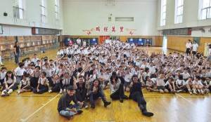 麋先生和學生們分享完自己的經驗後,特別跟全校學生一起合影