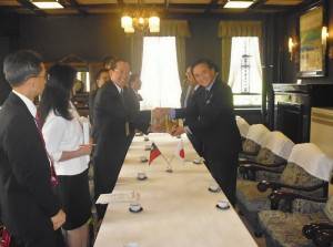 經濟部國貿局副局長徐大衛（左３）率團拜會神奈川縣知事黑岩祐治（右１）