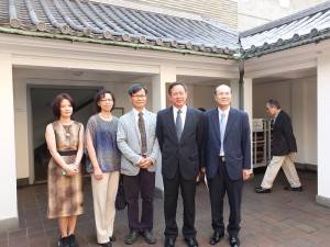 駐日代表處副代表徐瑞湖（右２）和代表務顧問兼文化中心主任朱文清（右１）與來自台灣的訪團在陳澄波修復畫展會場前合影