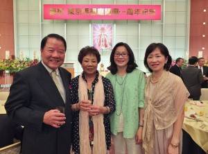 東京媽祖廟董事長詹德薰（左１）與主委連昭惠（右１）和北港朝天宮委員曾蔡美佐（左２）與行天武聖宮的賓客合影