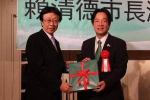 日本台医人協会・大山青峰氏から記念品を贈呈される頼清徳市長