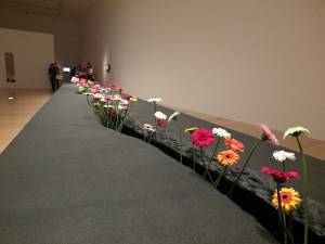 李明維的《移動花園》,觀展者可以從展場中取一朵花,送給陌生人,從中看「施與受」關係