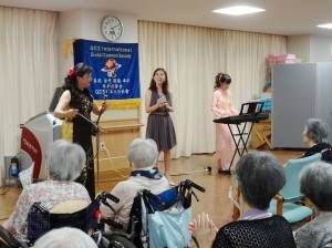 理事 旅日二胡演奏家魏麗玲(左)與日本歌手前阪惠子(中) 、搭檔中島陽子(右)一同為長輩們帶來一首首動聽樂曲