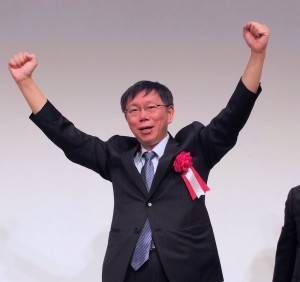 現場台僑帶領大家一起為柯文哲加油，大喊「凍蒜」