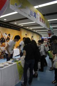 台東観光PRブースに集まるファンの皆さん