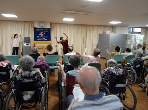李惠芳老師帶動簡單手指運動