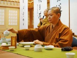 茶を味わいながら時間を見つめ直す