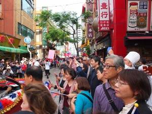 橫濱中華街道兩側，擠滿許多駐足觀賞的遊客