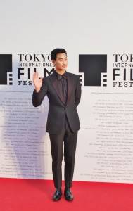 拿下「２０１４東京國際戲劇節」最佳亞洲演員大獎的韓國男星金秀賢受邀走紅毯