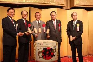 台北駐日経済文化代表補の沈斯淳代表（左２）日華議員懇談会の平沼赳夫会長など各界の著名人が参加した