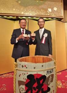 東京之星銀行董事長江丙坤（左）和東京之星銀行行長入江優（右）共同慶祝東京之星銀行邁入另一個發展階段