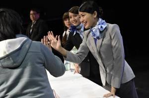 ＡＫＢ４８成員和粉絲擊掌互動