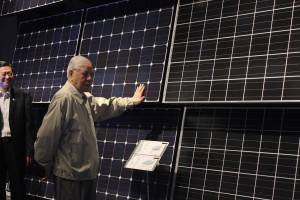 太陽光パネルを視察する李登輝氏