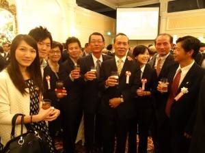 關西台商會會長王明裕與會員、青商會成員到場致賀