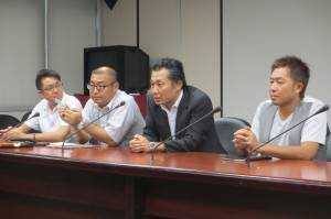 挨拶する福岡県商工部の吉田憲和・新事業展開支援室長