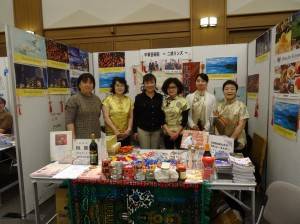 旅日二胡演奏家魏麗玲(左3)與中華藝術院學生