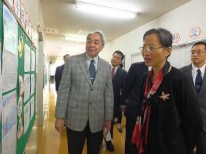 校長劉劍城（左１）向院長夫人介紹該校學生的優秀文章或設計作品