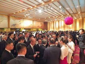 與會貴賓趁此機會和政商界人士進行交流