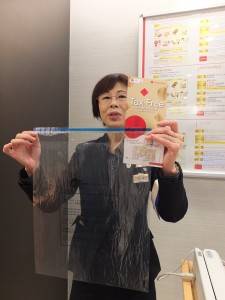 三越百貨銀座店免稅櫃台的高橋小姐，表示免稅的消耗品會放入她手中的特製封口袋中