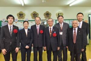 與會賓客在學校穿堂合影留念