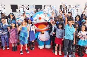 今年推出3D版電影的哆啦A夢和80位小朋友走上東京國際影展的星光大道