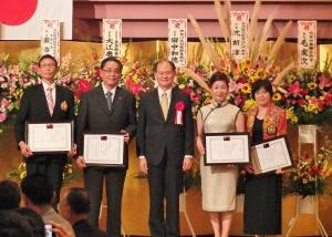 華僑地區僑領援助高雄氣爆災區慷慨解囊，獲駐橫濱辦事處處長粘信士（右３）頒贈感謝狀