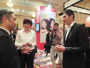 台北市影音節目製作商業同業公會理事長楊繼昌(左1)在攤位上迎接藍正龍和徐譽庭造訪