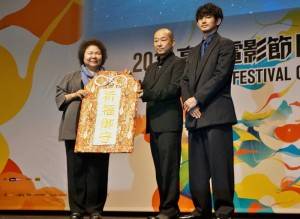 《真幌站前多田便利屋２》導演大森立嗣（中）和男星瑛太（右）特別贈送祈福御守給高雄市長陳菊（左），為高雄市民打氣