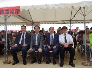 左起駐大阪辦事處僑務組長陳敏永、理事長羅辰雄、大阪中華總會副會長蔡伸雄、校友卜永和