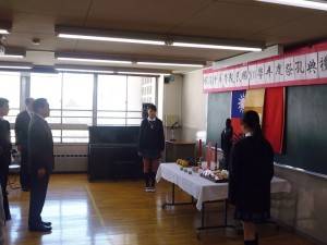 橫濱中華學院孝長馮彥國主持祭孔儀式