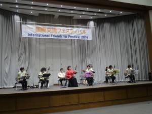 魏麗玲率領門生演奏青色山脈、白牡丹等歌曲