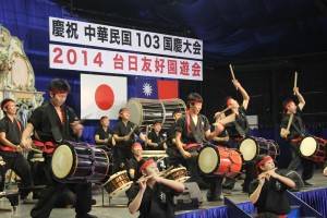 迫力のある日本航空学園の太鼓隊の演奏の様子