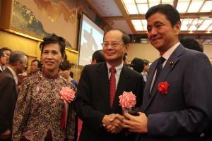 沈代表夫妻と岸信夫衆議院議員（右１）