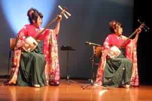 可愛らしい見かけに反する力強い演奏で観客を魅了した北村姉妹