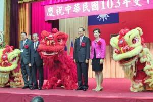駐日代表沈斯淳伉儷與橫濱華僑總會會長施梨鵬和東京華僑總會會長李維祥，上台與舞獅合影