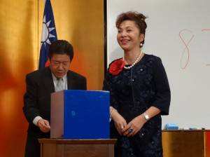 僑務委員謝美香提供來回機票抽獎