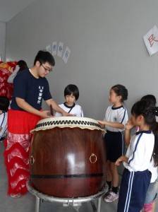 民俗體驗區  中學部大哥哥教小學部同學打鼓