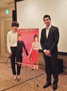 台灣電視劇《妹妹》(日文片名:僕らのメヌエット)編劇徐譽庭(左)和男主角藍正龍(左)訪日出席電視劇記者會