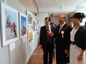 駐大阪辦事處處長蔡明耀伉儷欣賞攝影作品