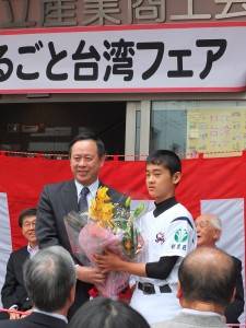 駐日代表處副代表徐瑞湖（左）出席杉並區「台灣市集」活動剪綵儀式，接受棒球選手代表阿部大毅贈花