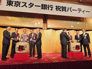 與會賓客上台進行「鏡開」儀式