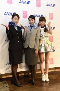 ＡＫＢ４８成員北原里英（中）、加藤玲奈（左）身穿ＡＮＡ新舊空姐制服登場和小嶋菜月（右）一起到台灣和粉絲見面