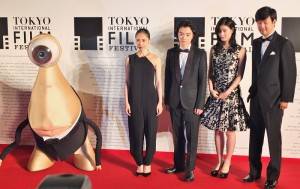 閉幕片《寄生獸》由染古將太（右３）和深津繪里（左２）及橋本愛（右２）主演（圖右１為導演山崎貴）