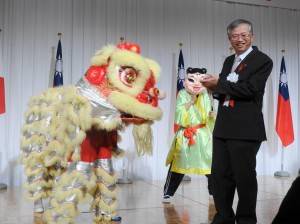 大阪中華學校舞獅隊獻賀
