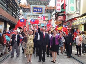 駐日代表沈斯淳等貴賓，一同揮舞國旗大喊中華民國萬歲