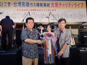 沖繩商工會議所會長新垣直彥（左）代表主辦單位致贈祈福千羽鶴（右為駐那霸辦事處處長蘇啟誠）