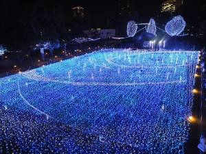 佈滿約１８萬個藍光ＬＥＤ燈的星光花園，是東京中城聖誕點燈活動的主要景點