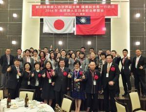 日本青年上台合唱歌曲，讓台灣賓客感動不已，忍不住上台合影留念